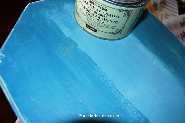 Detalle del momento de dar la cera de acabado sobre la tabla.