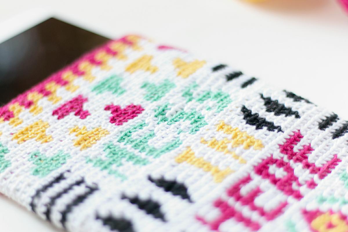 Funda en tapestry crochet visto en "I am a Mess Blog"
