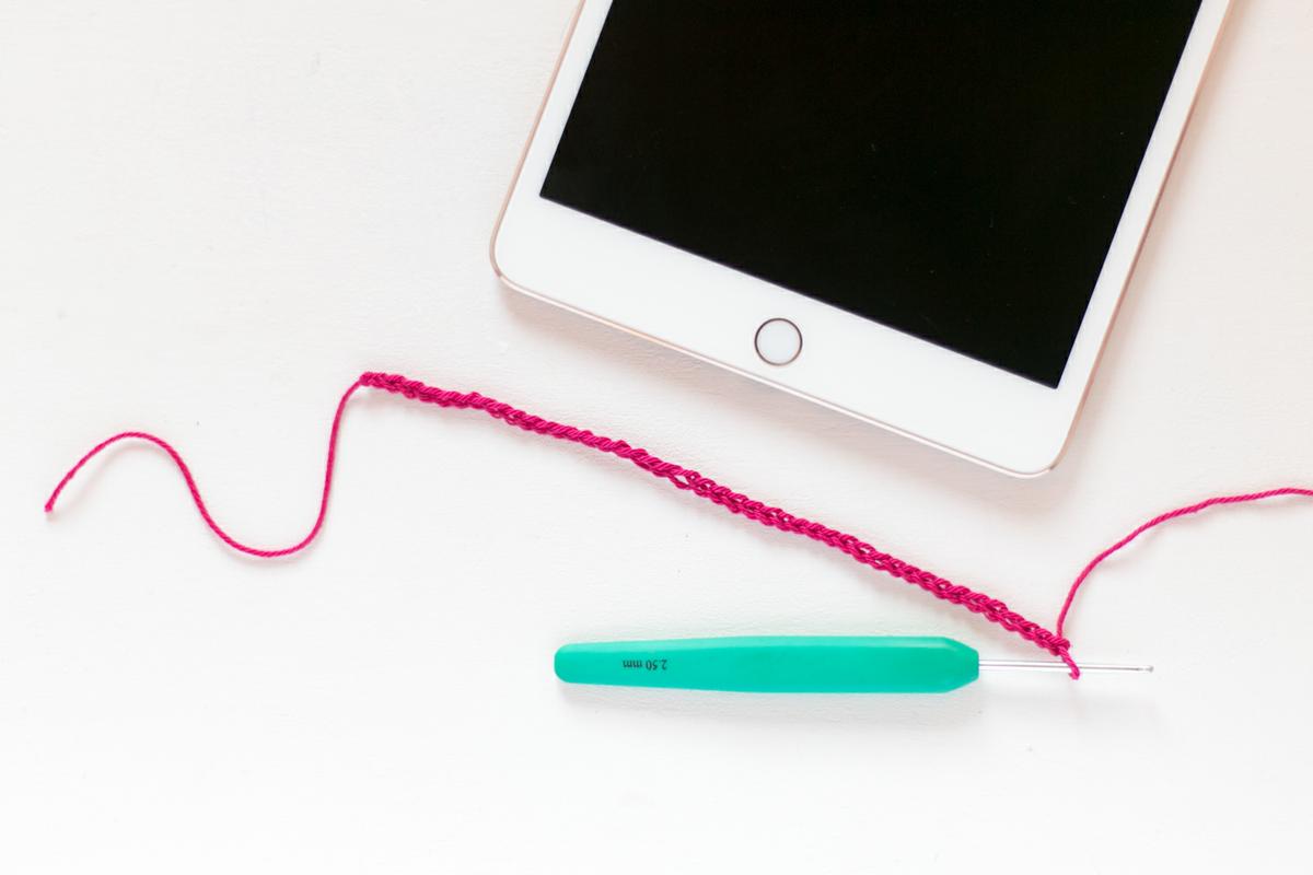 Funda en tapestry crochet visto en "I am a Mess Blog"