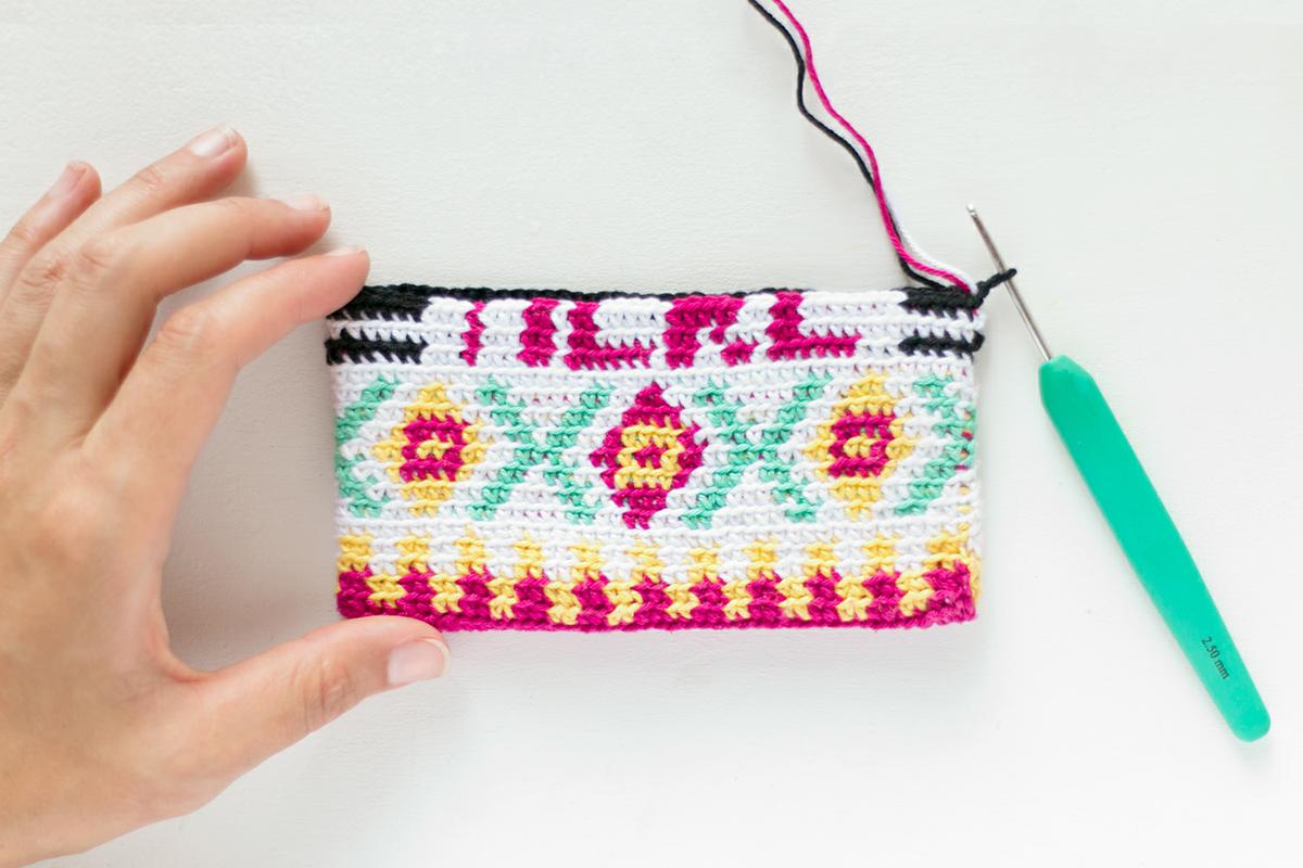 Funda en tapestry crochet visto en "I am a Mess Blog"