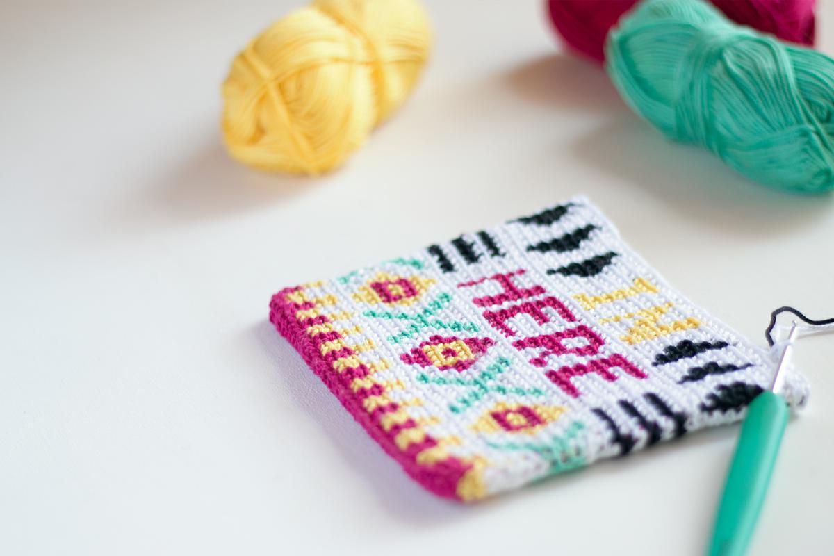Funda en tapestry crochet visto en "I am a Mess Blog"