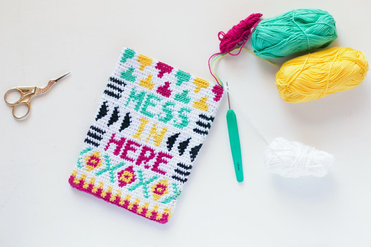Funda en tapestry crochet visto en "I am a Mess Blog"