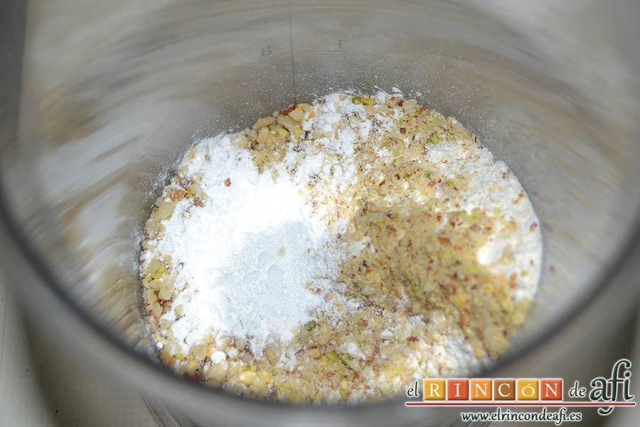 Financiers al microondas, triturar las almendras y pistachos, añadir la levadura, la harina y el azúcar glass