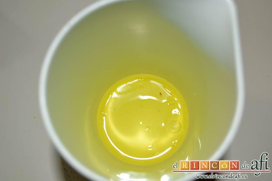 Financiers al microondas, poner la clara en el vaso de la batidoraFinanciers al microondas, poner la clara en el vaso de la batidora