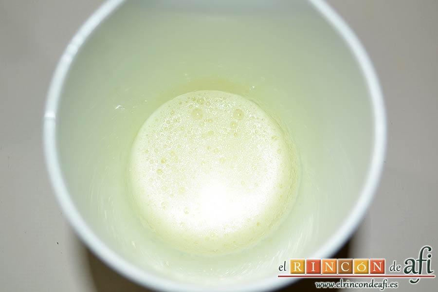 Financiers al microondas, batir las claras hasta que espumeen