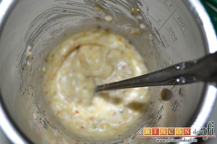 Financiers al microondas, remover bien con una cuchara