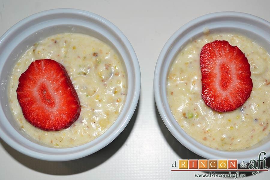 Financiers al microondas, decorar con algún fruto rojo