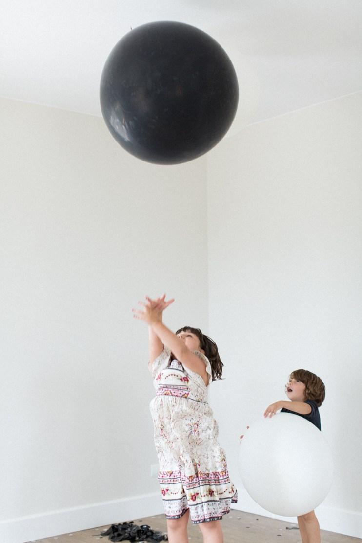 Una fiesta infantil en blanco y negro