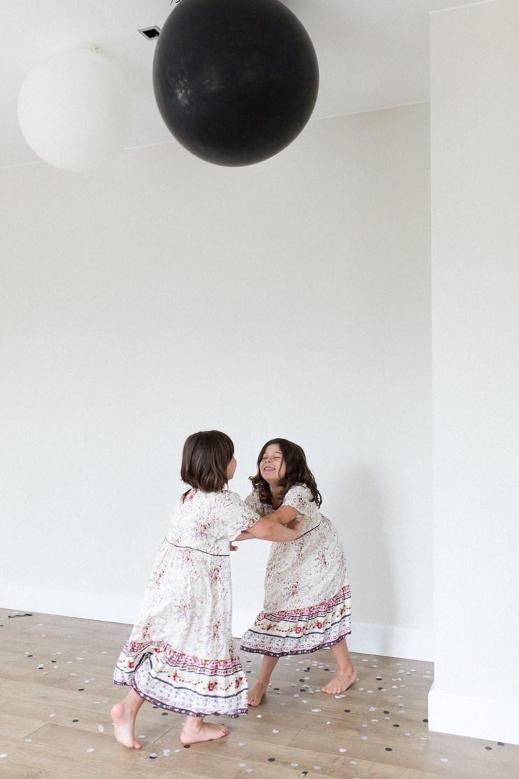 Una fiesta infantil en blanco y negro