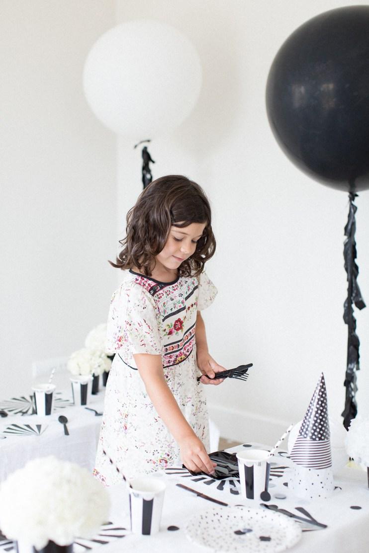 Una fiesta infantil en blanco y negro