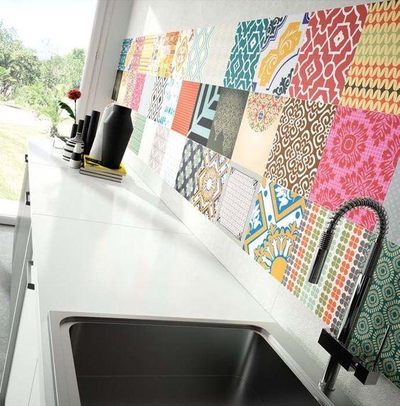 Baldosa hidráulica de color en la cocina