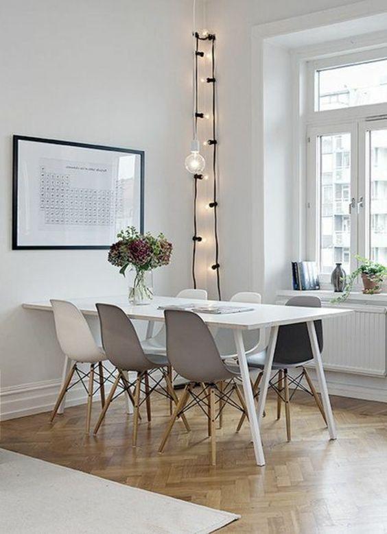 Mezclar acabados en madera con sillas de color