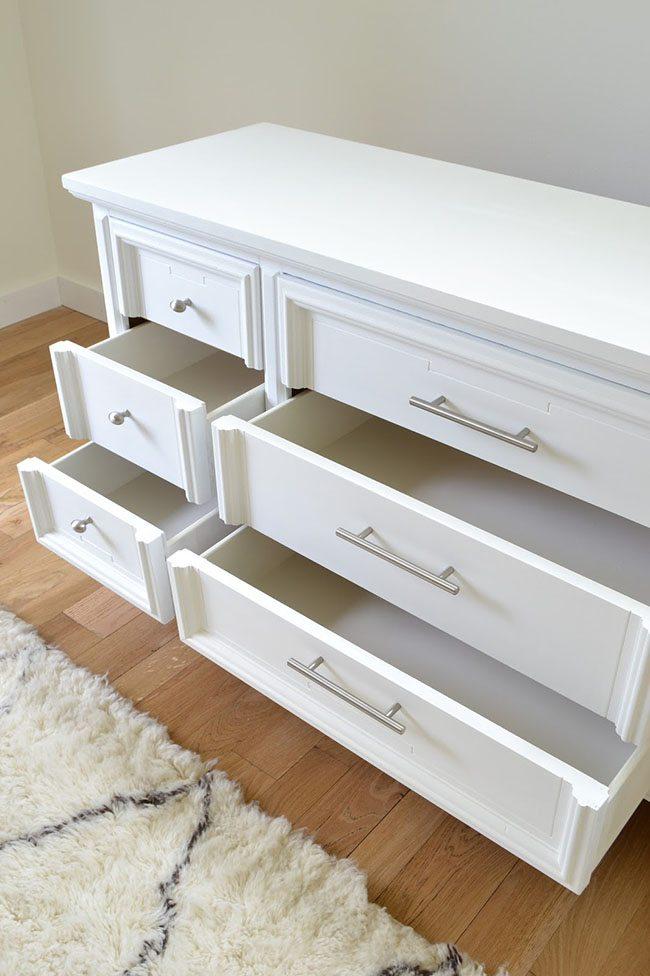 pintar una comoda de blanco cajones abiertos