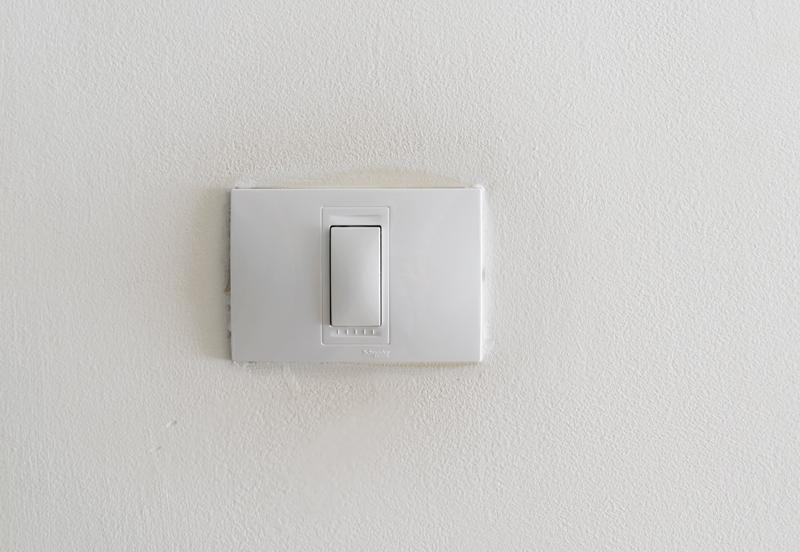 Cómo pintar los interruptores con pintura en spray 1