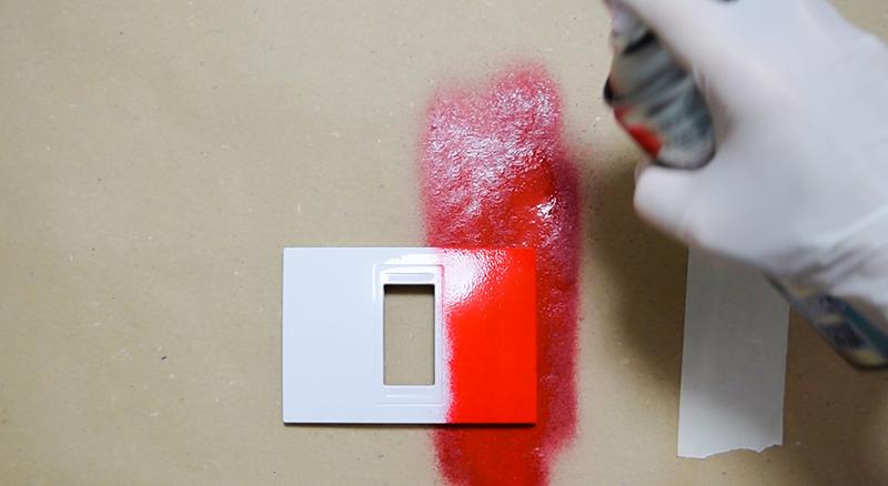 Cómo pintar los interruptores con pintura en spray 6