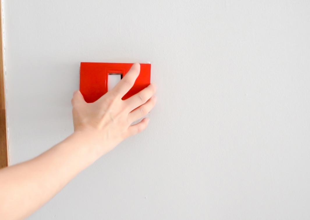 Cómo pintar los interruptores con pintura en spray 5