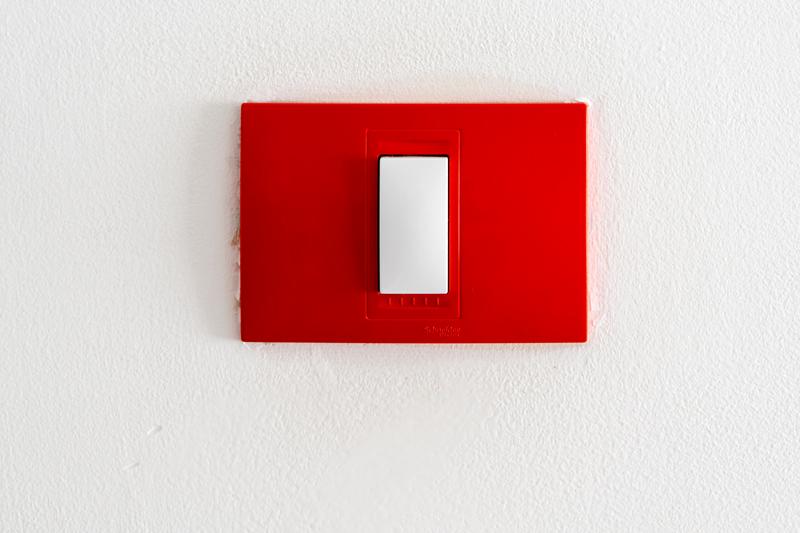 Cómo pintar los interruptores con pintura en spray 3