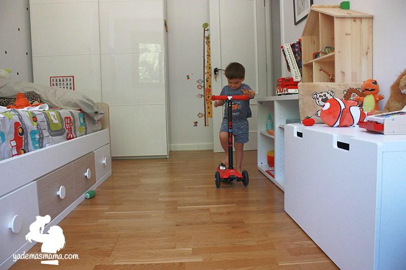 habitación infantil con detalles en rojo