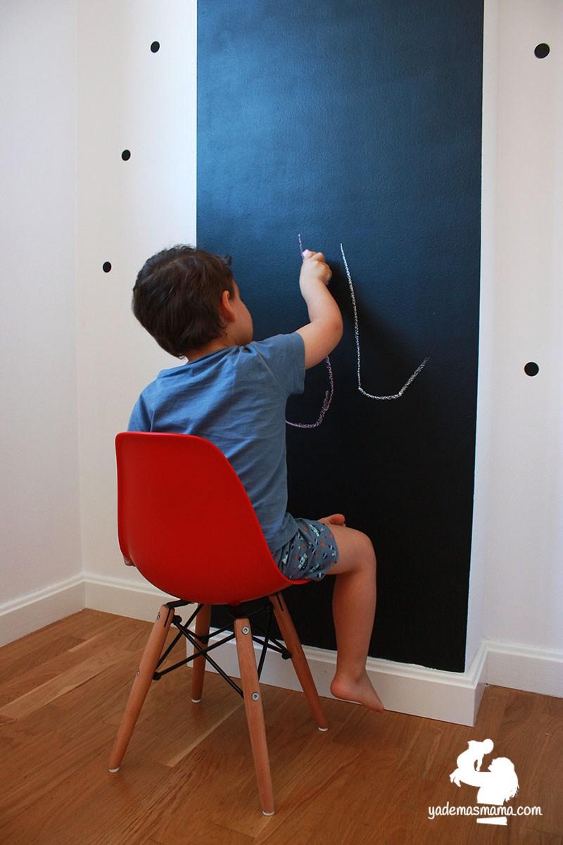 detalle pintando pizarra