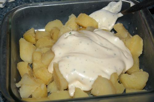 AGREGAR-LA-SALSA-PARA-LAS-PATATAS-ALIOLI