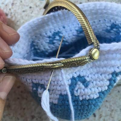 Coser-boquilla-monedero-de-ganchillo