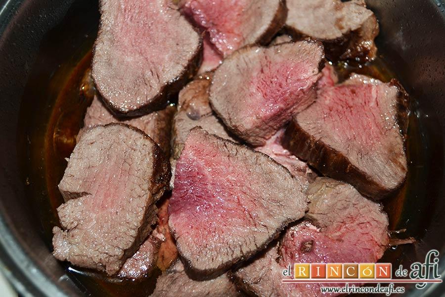 Solomillo de ternera al Oporto, metemos los medallones en la salsa de nuevo y dejamos cocinar al gusto