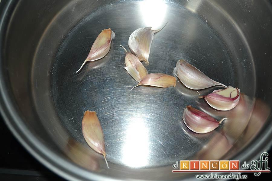 Solomillo de ternera al Oporto, poner en un caldero los dientes de ajo sin pelar