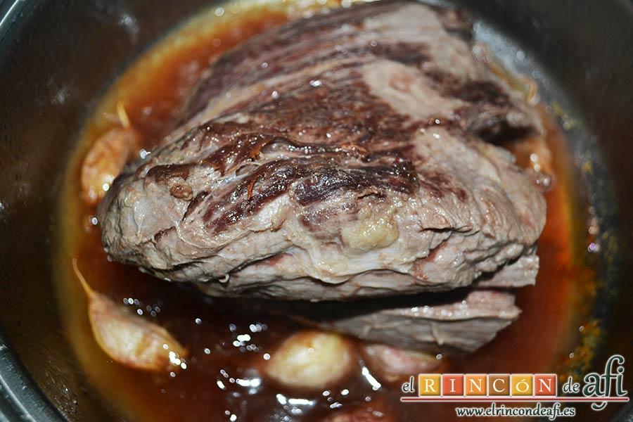 Solomillo de ternera al Oporto, le damos la vuelta a la carne y le añadimos la mitad del vino de Oporto y la mitad del Jerez