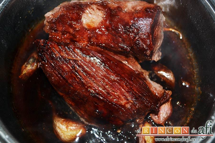 Solomillo de ternera al Oporto, tras cocinarlo por el otro lado, apartamos del fuego y le añadimos el resto de los vinos y la cucharada de Bovril