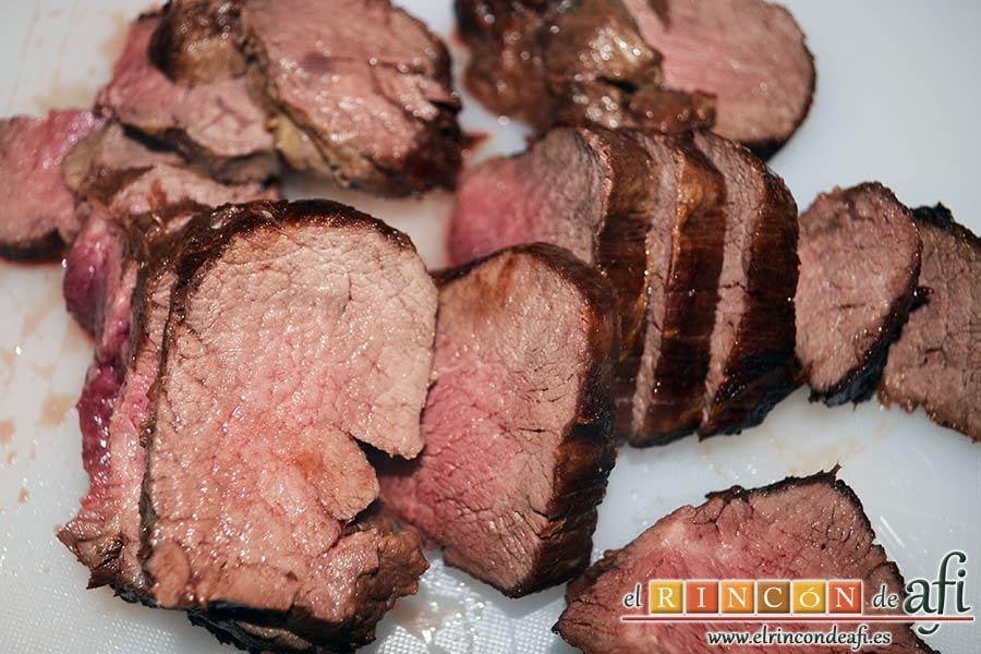 Solomillo de ternera al Oporto, sacar el solomillo y cortar en medallones