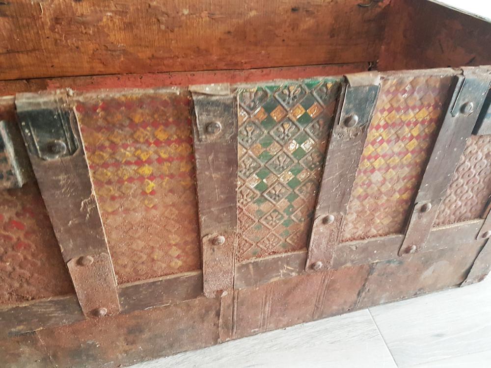 restaurar un baul antiguo - detalle motivos en metal