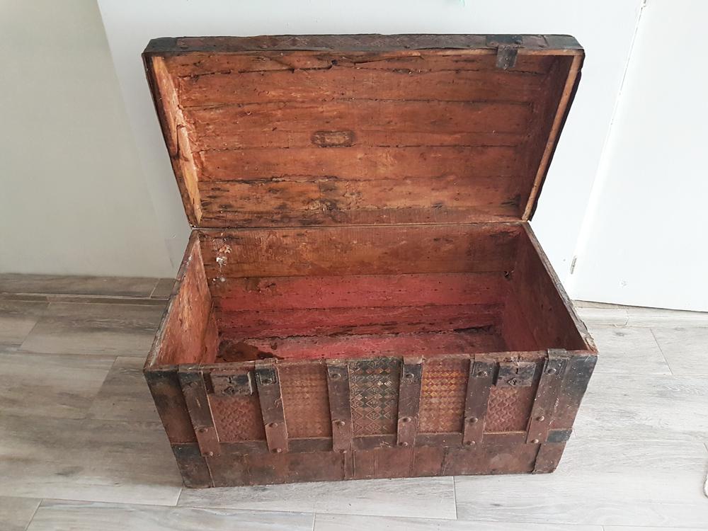 restaurar un baul antiguo - interior con restos de papel