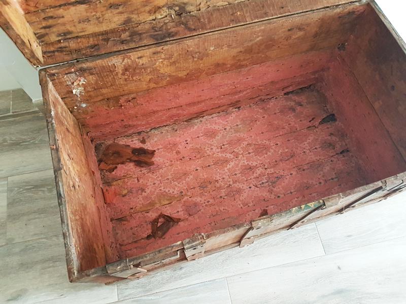 restaurar un baul antiguo - interior con restos de papel 2
