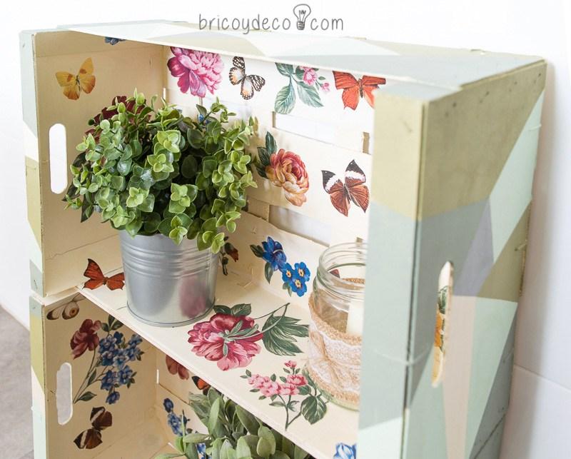 estantería con cajas de fruta