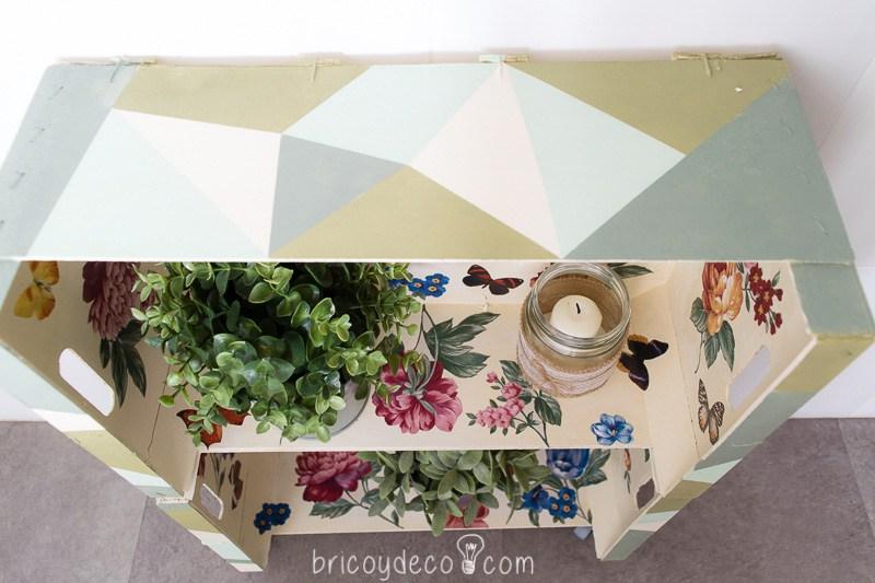 estantería con cajas de fruta