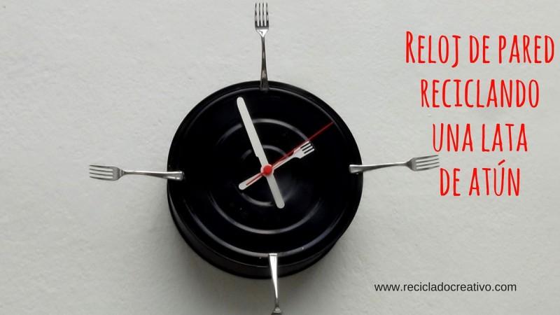 Reloj con lata de atún de hojalata reciclada