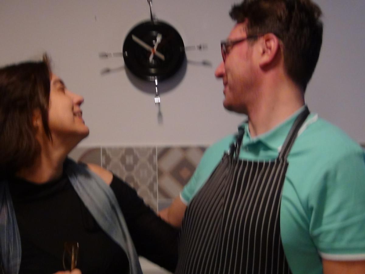 Reloj con lata de atún de hojalata reciclada