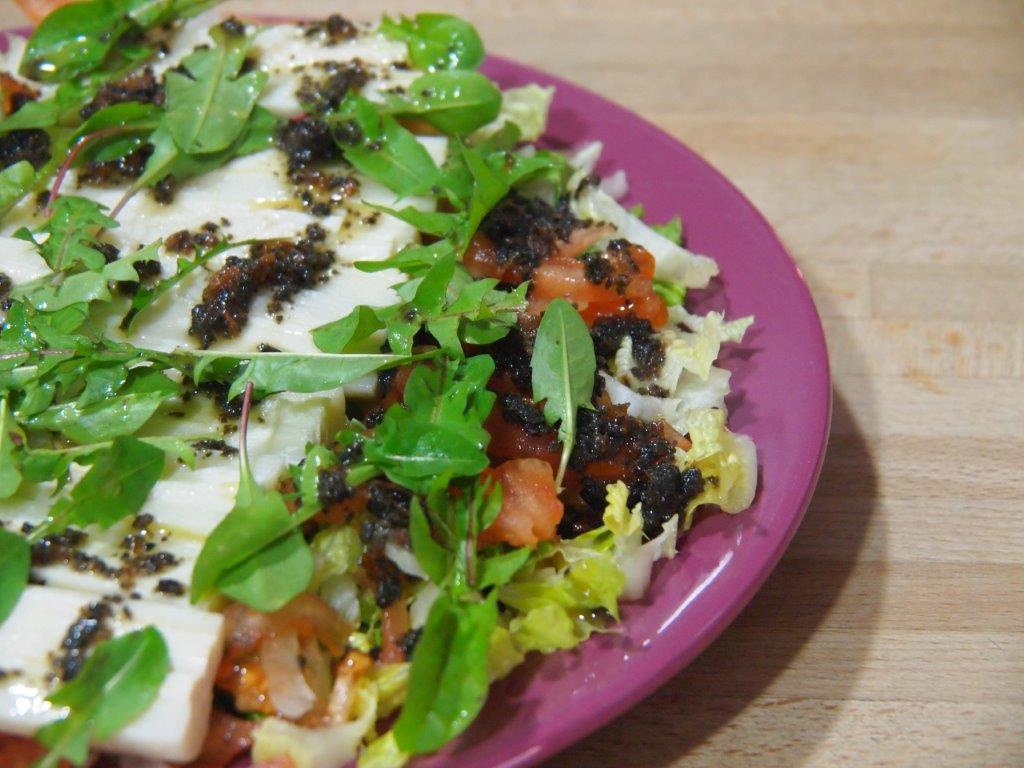 Ensalada de palmitos y aliño de olivas negras y tomates secos