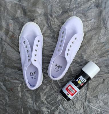 Cambia el color de tus zapatillas con pintura en spray