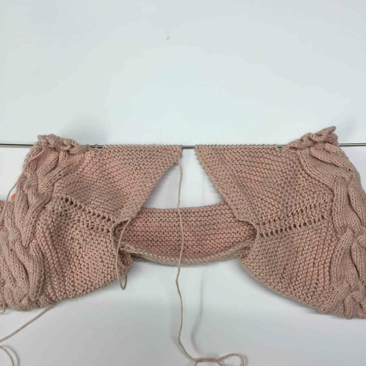 Tejer puntos en espera de chaqueta de ganchillo