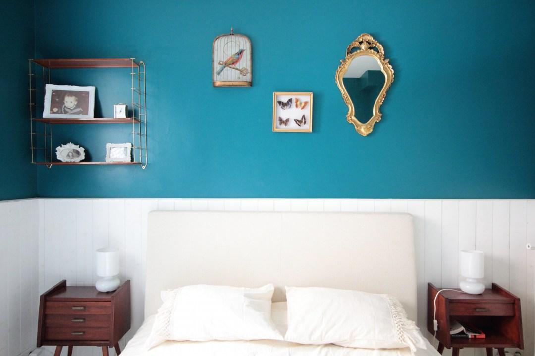 dormitorio con friso