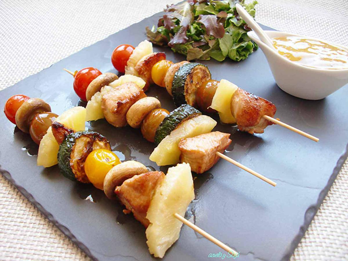 Brochetas-de-pollo-con-verduras-y-salsa-de-miel-y-mostaza