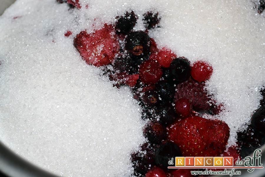 Tarta de quesos con mermelada de frutos rojos, poner en un caldero los frutos rojos con el azúcar para hacer la mermelada