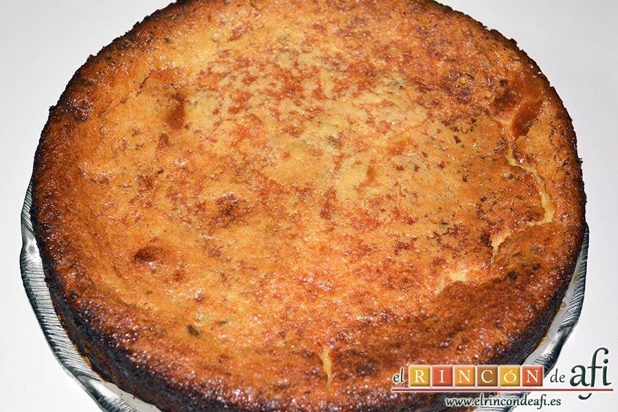 Tarta de quesos con mermelada de frutos rojos, desmoldar y poner en el plato de servir