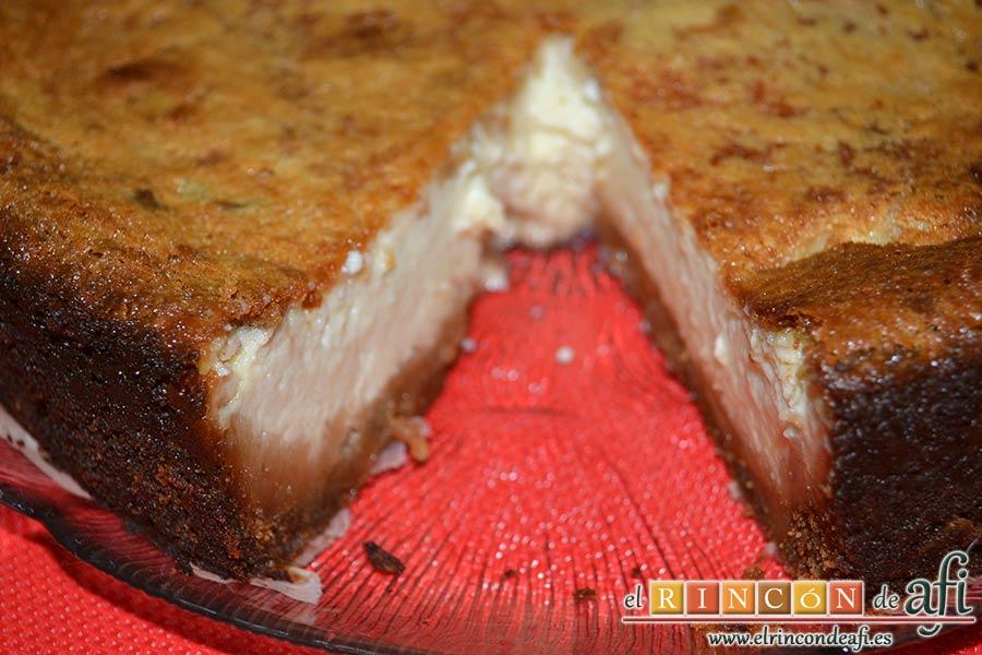 Tarta de quesos con mermelada de frutos rojos, cortar porciones