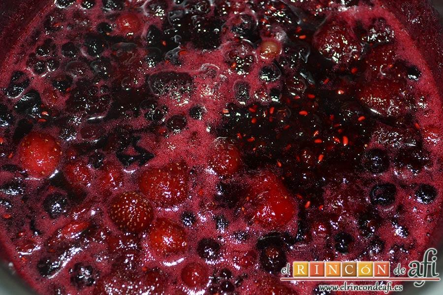 Tarta de quesos con mermelada de frutos rojos, dejar hervir a fuego muy lento