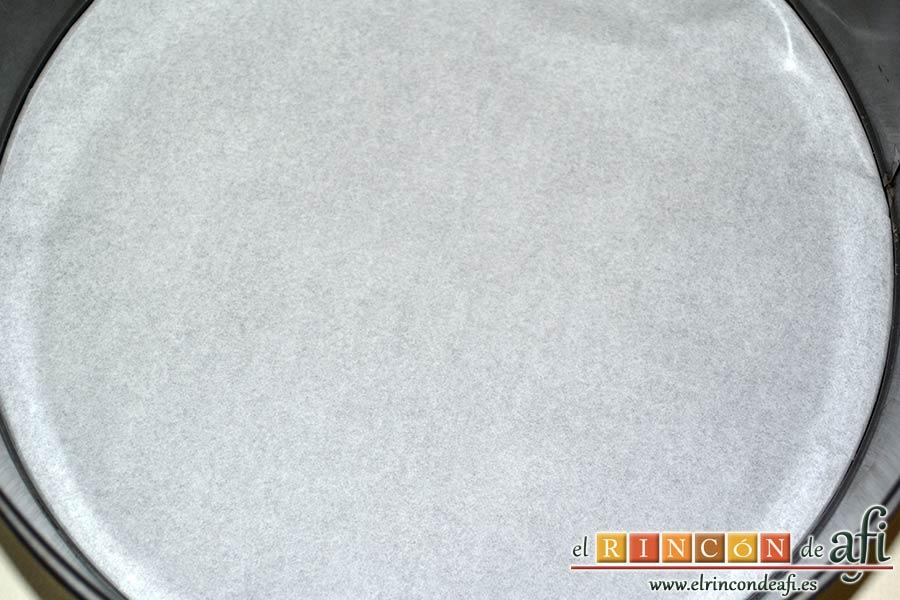 Tarta de quesos con mermelada de frutos rojos, poner hoja de papel de horno en la base del molde