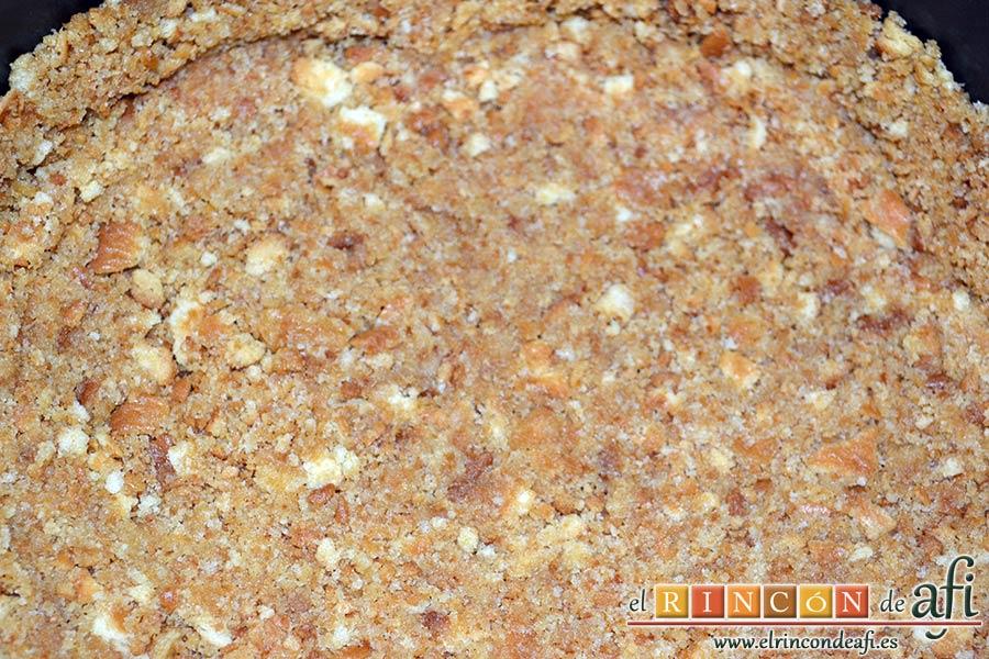 Tarta de quesos con mermelada de frutos rojos, cubrirlo con la masa de galletas dejando un borde elevado alrededor del molde