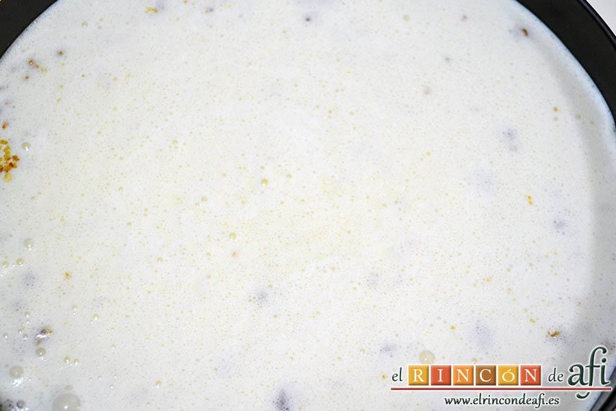 Tarta de quesos con mermelada de frutos rojos, triturar bien los ingredientes y volcar la mezcla en el molde