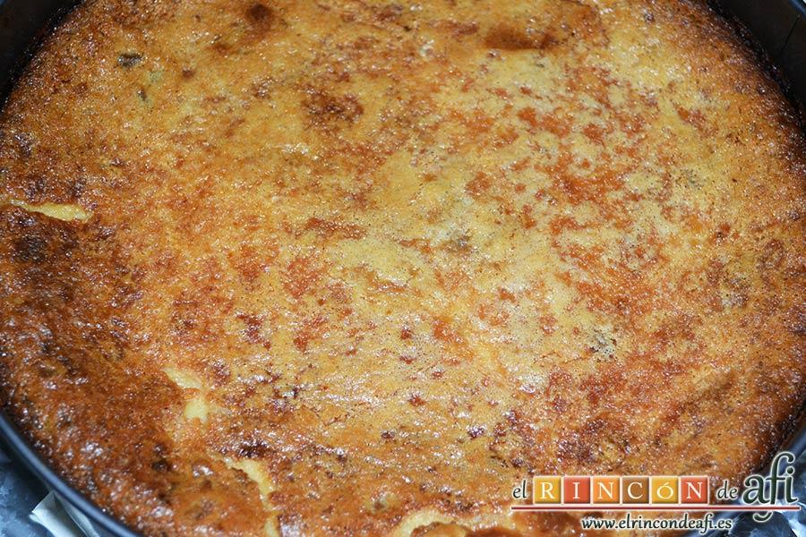 Tarta de quesos con mermelada de frutos rojos, hornear y comprobar que está hecho con un palito